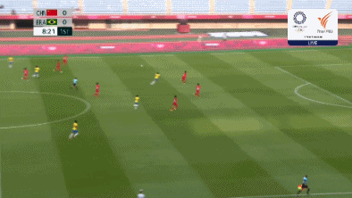 第9分钟，李晴潼后场遭巴西队抢断，比娅特里斯传至后点，德比尼亚头球击中横梁弹回，玛塔跟上补射破门，中国女足0-1落后巴西。