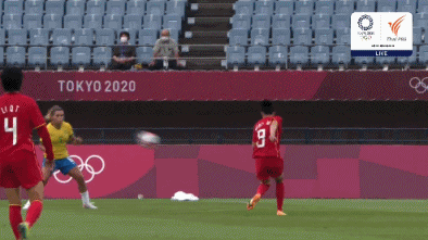 第40分钟，中国女足发动进攻，王霜做球，缪斯雯远射，芭芭拉分身单掌将球扑出底线。