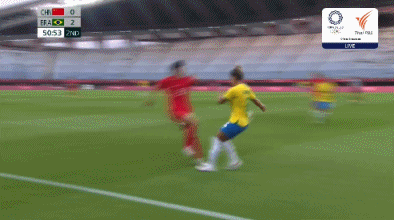 第52分钟，王珊珊反越位成功小角度抽射，皮球击中立柱弹出，缪斯雯随后跟上补射高出球门。