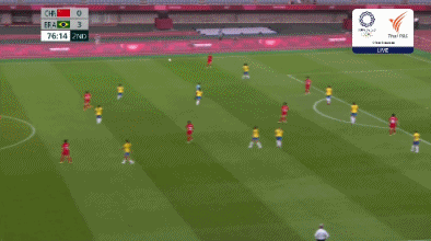 第77分钟，王霜吊射球门，皮球击中横梁弹出，随后乌日古木拉补射再度击中门框。