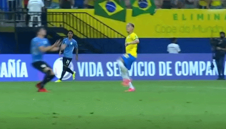 苏亚雷斯被犯规  赢得任意球