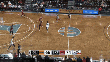 曾凡博左侧三分出手得分