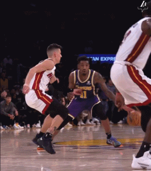 威少助攻浓眉达成三双