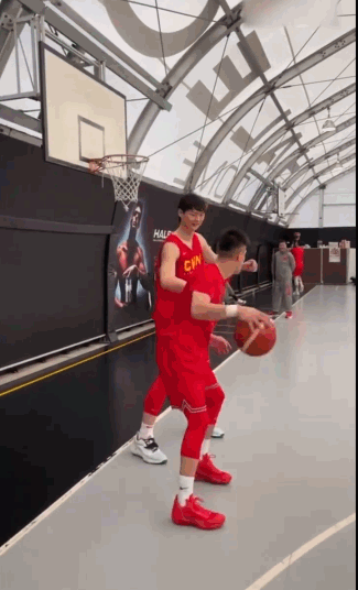 郭艾伦隔扣王哲林