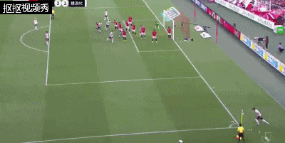 横滨FC角球开出后后点浦和红钻的桑塔纳险些乌龙