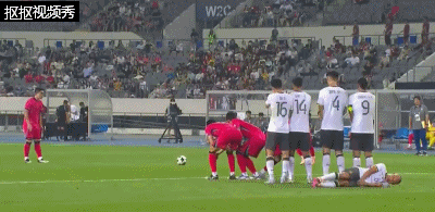 韩国任意球弹地后被颜骏凌扑出