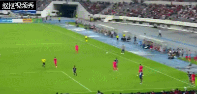 韩国禁区内精妙配合但调整过久错失打门良机