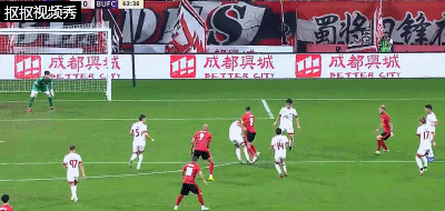 罗慕洛左脚兜射远角偏出球门