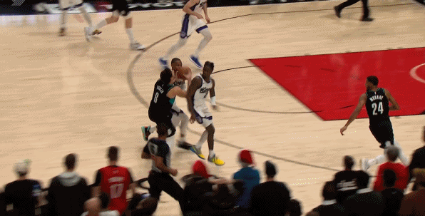 阿夫迪亚最后时刻搏到犯规