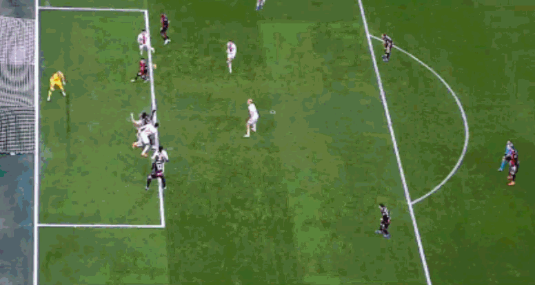 弗法纳离奇滑倒错失绝佳良机