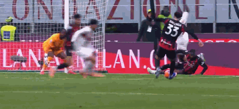 巴尔泰萨吉禁区内将热那亚球员铲倒，AC米兰被判罚点球