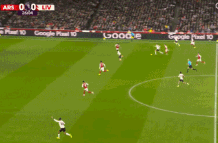 布拉德利吊射中楣错失良机