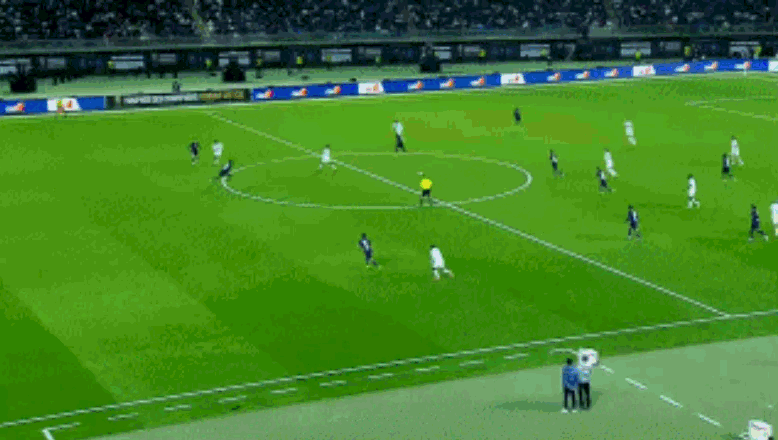 格林伍德禁区内被舍瓦利耶出击扑倒