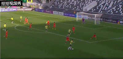 博瓦利纳将球撞入球门