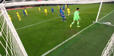 阿奇迪击倒鲁本·内维斯