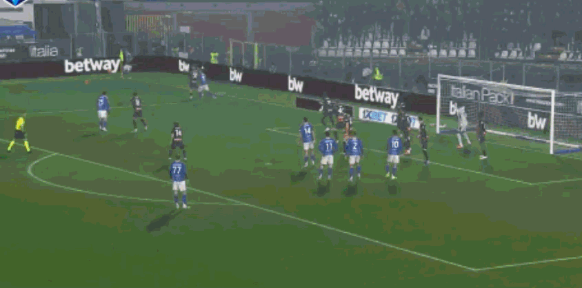 肯普夫头球破门，AC米兰0-1科莫