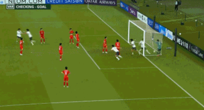 拜合拉木被肘击倒地