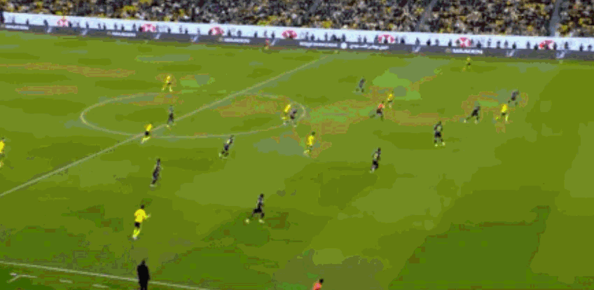 C罗射门击中横梁弹出