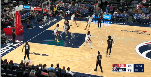 杨瀚森争抢前场篮板打进