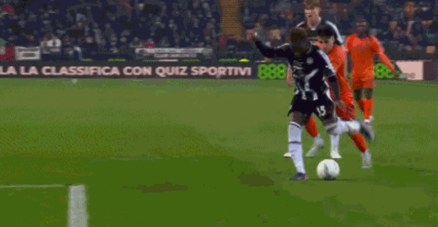 戴维斯禁区内被放倒