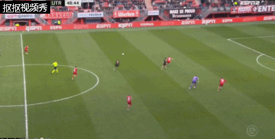 斯捷潘诺夫吊射踢偏错失空门