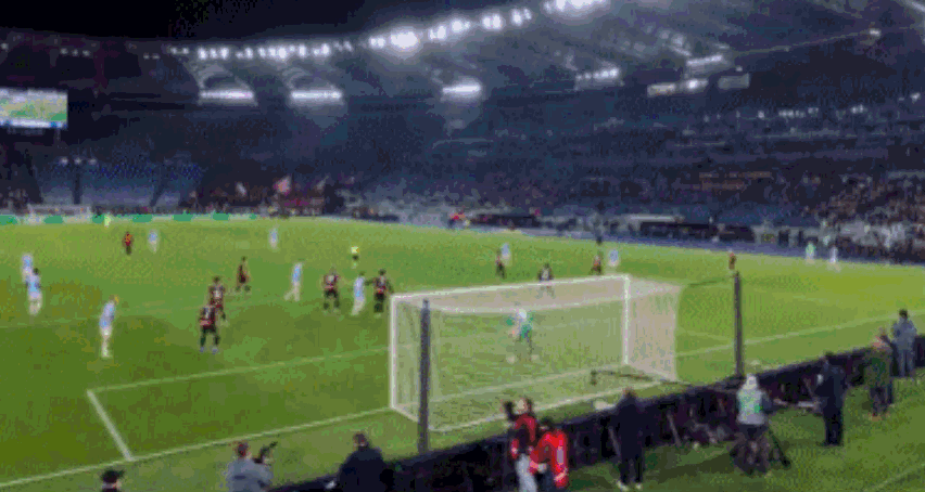 埃斯图皮尼安头球险些乌龙