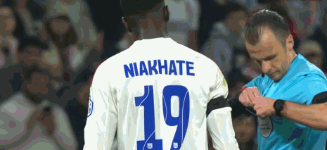 尼亚凯特踩踏犯规红牌离场