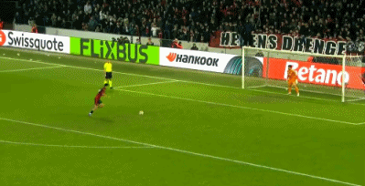 曹圭成点球击中左侧立柱弹出