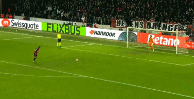 西米尔点球同样击中左侧门柱弹出