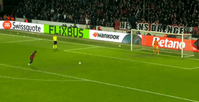 奇卢菲亚脚下打滑将点球踢飞