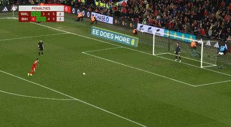 约翰逊踢飞点球