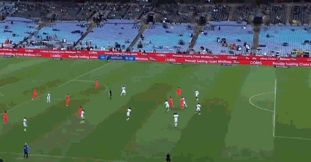 张玉宁头球助攻韦世豪破门，半场中国1-0库拉索