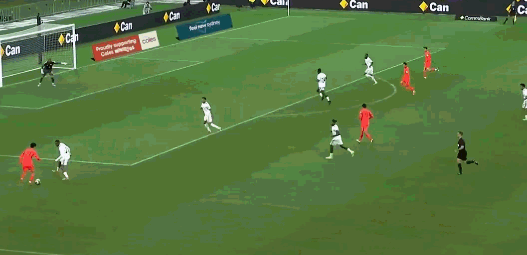 王钰栋传中被库拉索球员挡出，张玉宁得球射门再下一城，中国2-0库拉索