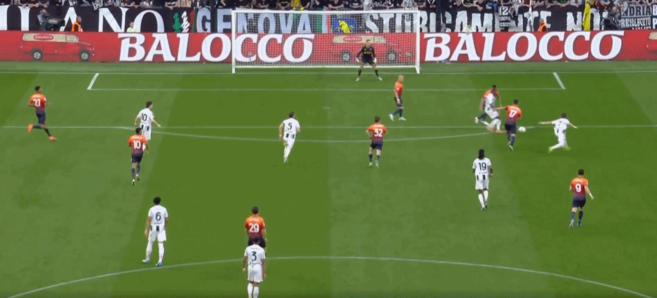 戴维射门击中立柱