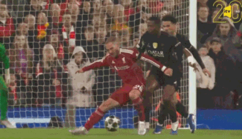 麦卡利斯特禁区内倒地