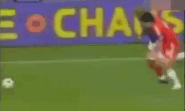 西塞在与郑智的拼抢中断腿重伤