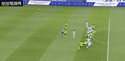 奥罗博倒地但越位在先未能造成点球